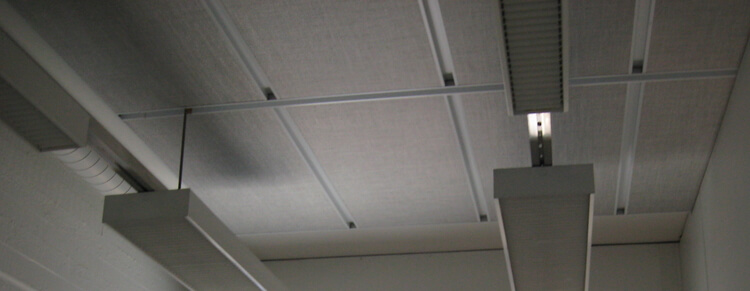 luokkahuoneen katossa akustiikkalevyjä